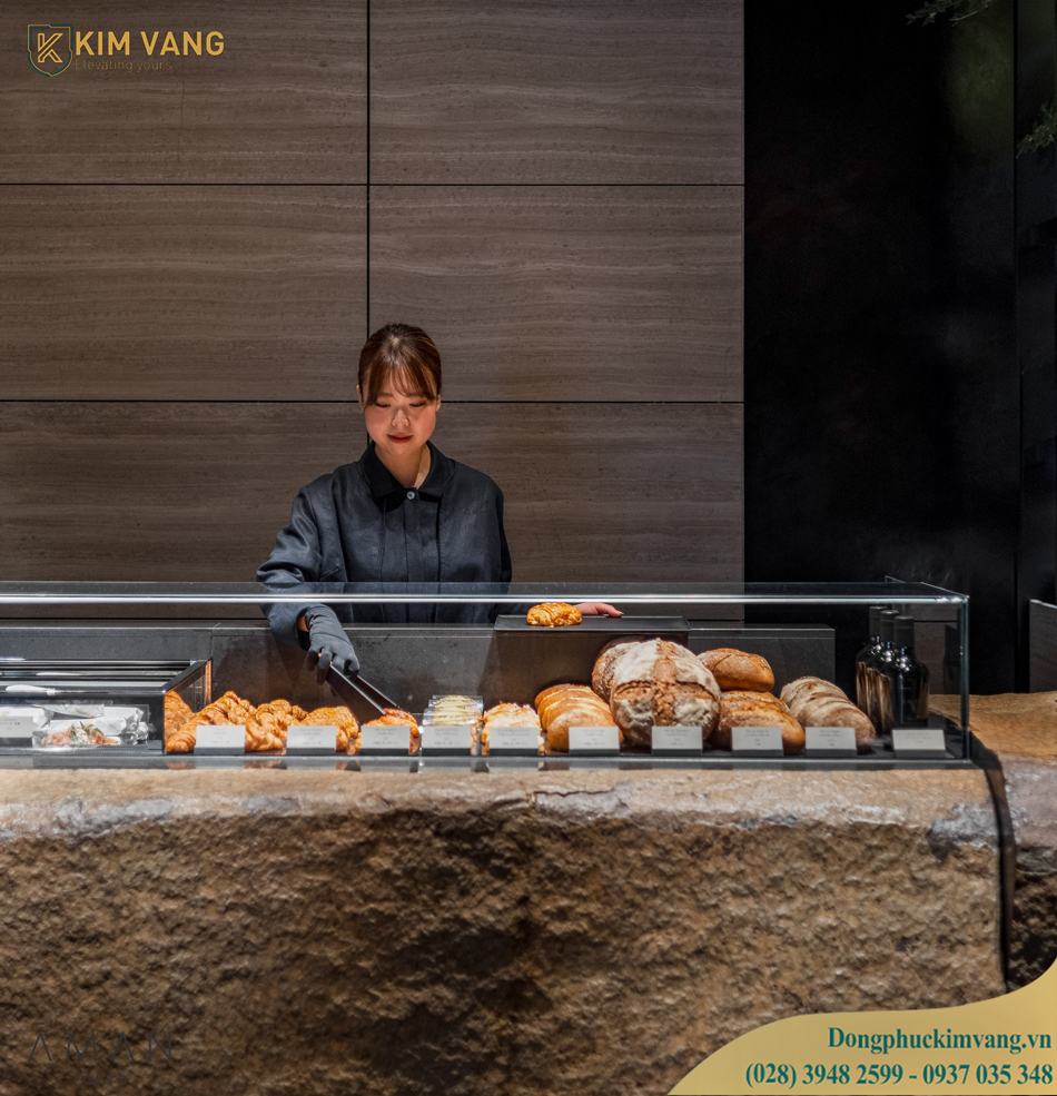 dong-phuc-nhan-vien-ben-banh-khach-san-aman-tokyo