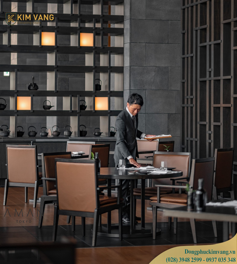 dong-phuc-nhan-vien-phuc-vu-sap-xep-ban-an-khach-san-aman-tokyo