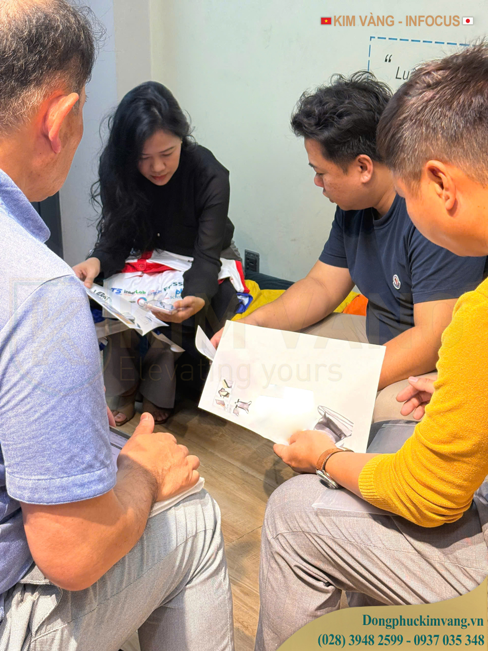 Kim Vàng thảo luận bản vẽ với đối tác Nhật