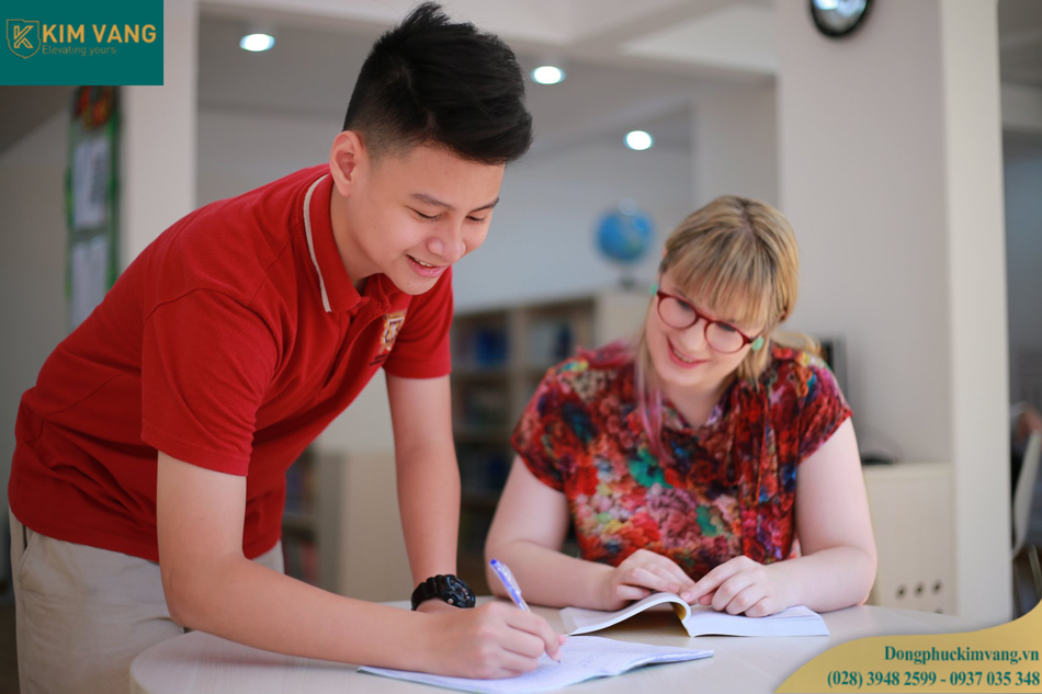 gia tri mot chiec ao dong phuc hoc sinh quoc te mang lai