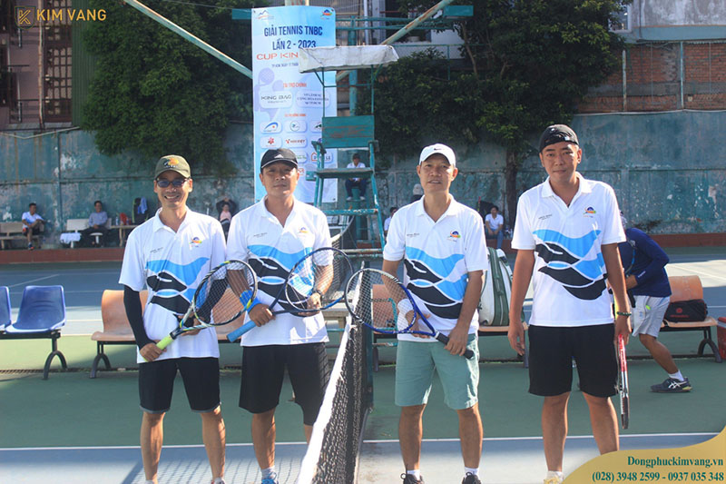 dong phuc tennis kim vang tai tro