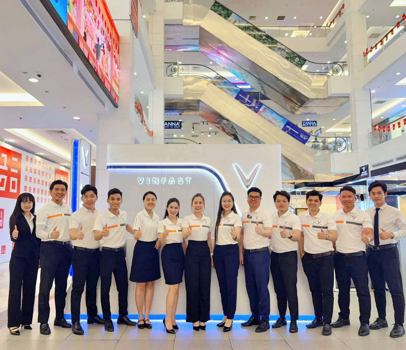 Nhiều vóc dáng mặc áo đồng phục công ty vừa người