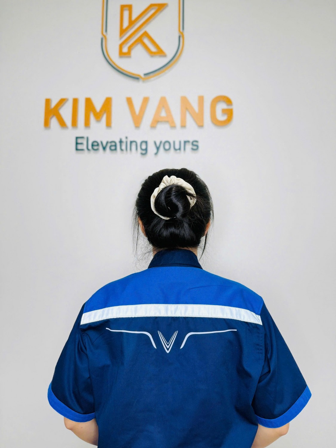 kiểm tra đường may logo và chi tiết đồng phục