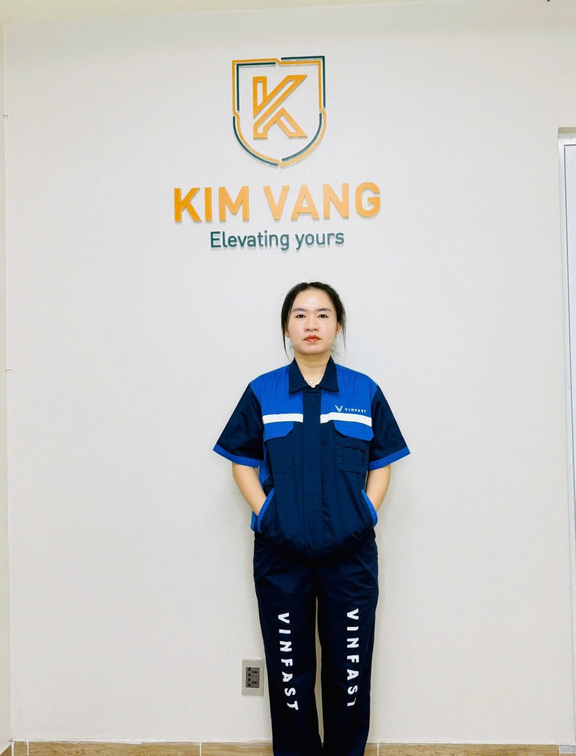 mặc thử kiểm tra form đồng phục thành phẩm