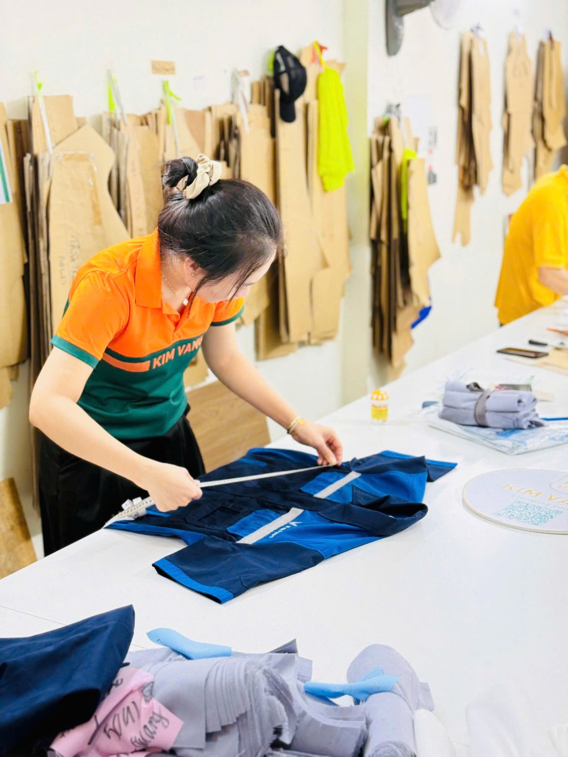 QC kiểm tra thông số size đồng phục Kim Vàng