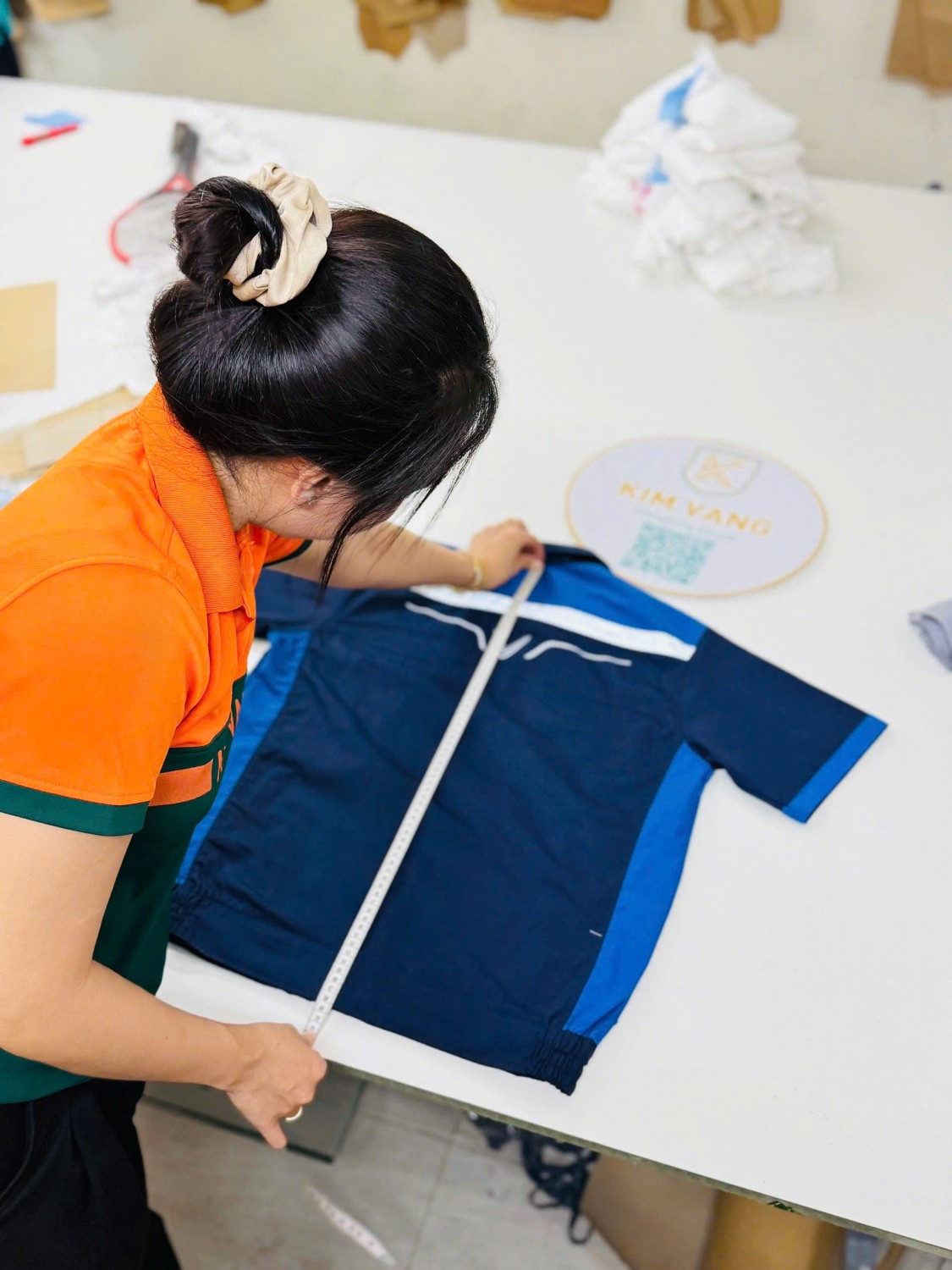 kiểm tra chiều dài và form đồng phục trước khi giao