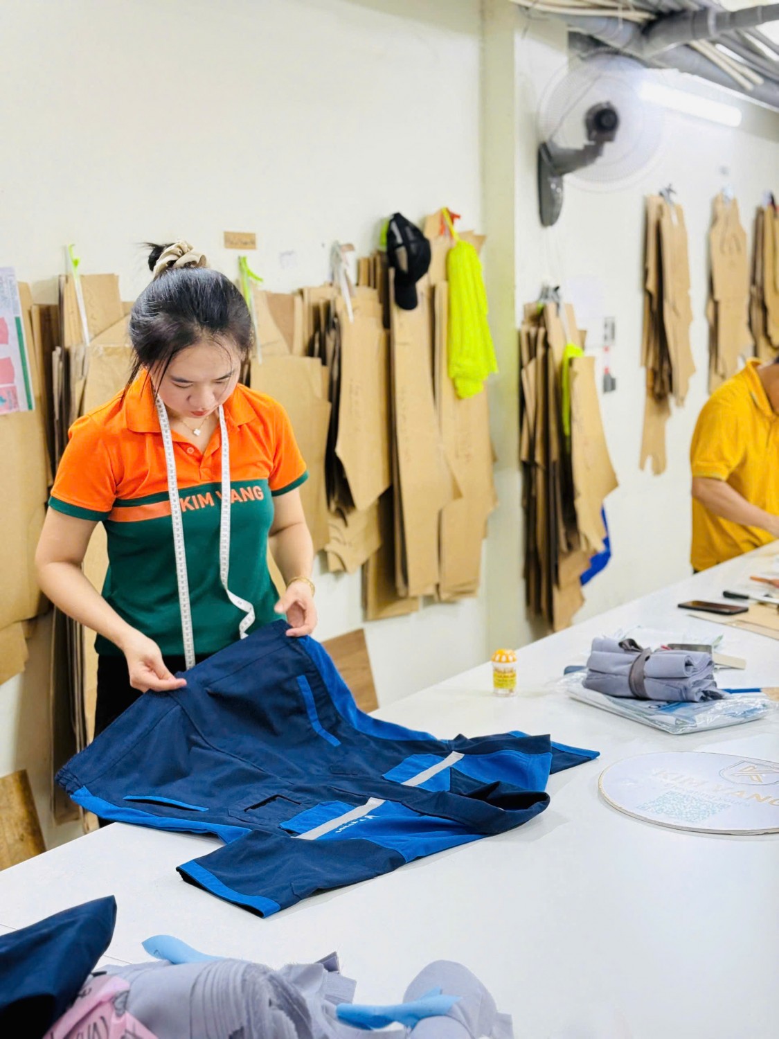 kiểm soát chất lượng đồng phục trước khi giao hàng Kim Vàng