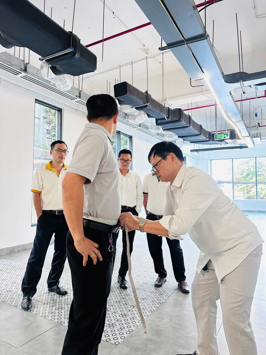 thợ may đo đồng phục 35 năm kinh nghiệm Kim Vàng