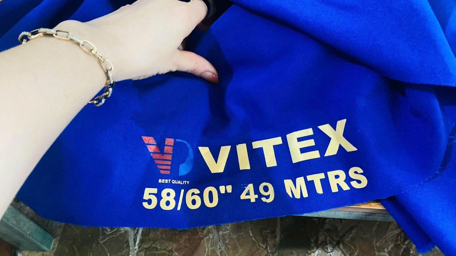 kim-vang-kiem-tra-vai-moi-con-tem-nhan