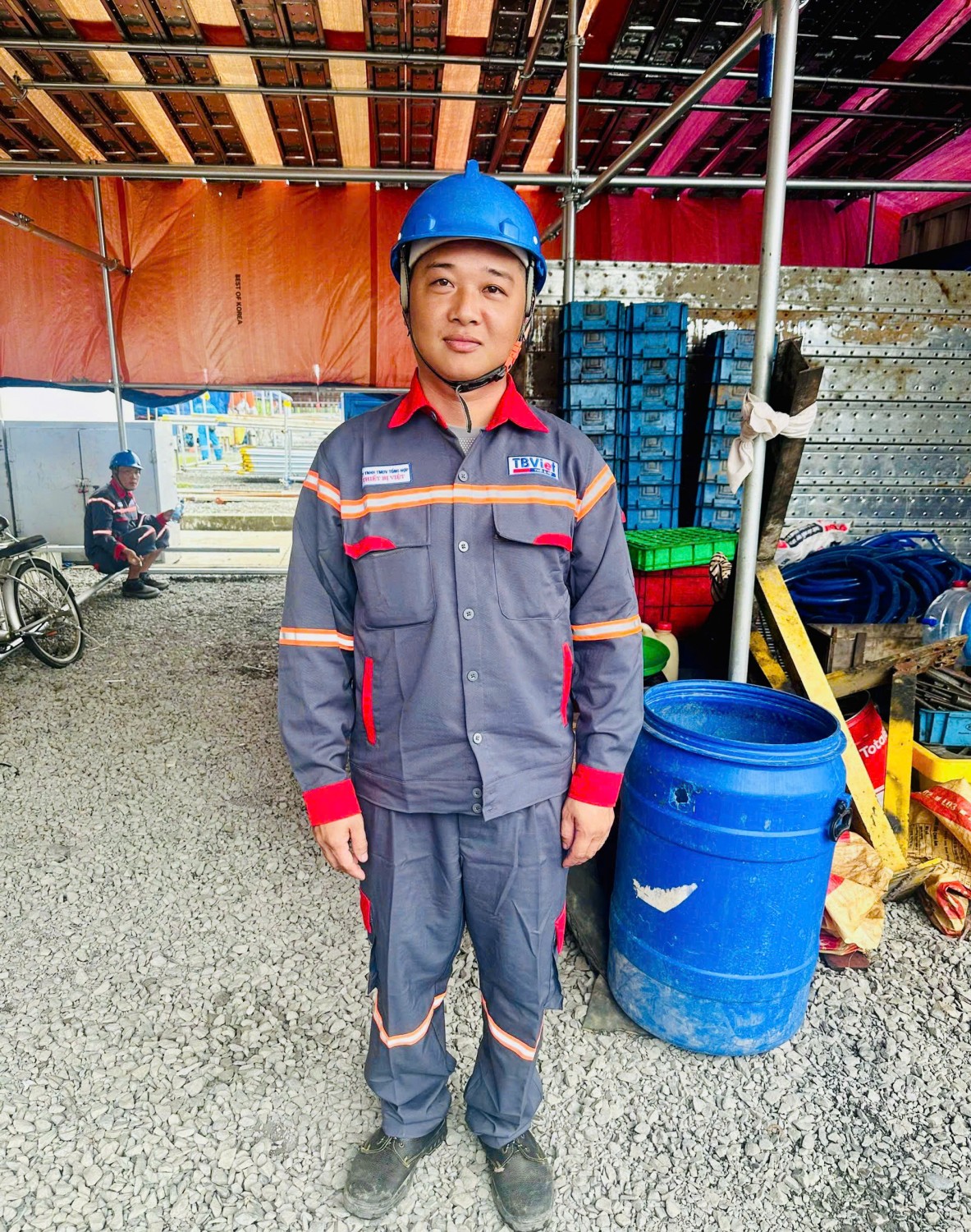 nhan-vien-TB-Viet-mac-dong-phuc-kim-vang-thuc-te.jpg