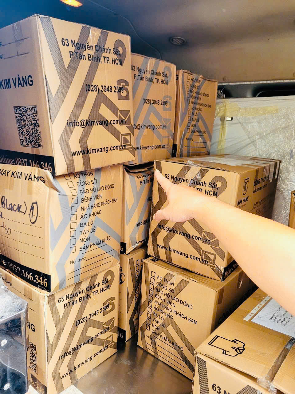dong-goi-don-hang-dong-phuc-so-luong-lon-kim-vang.jpg