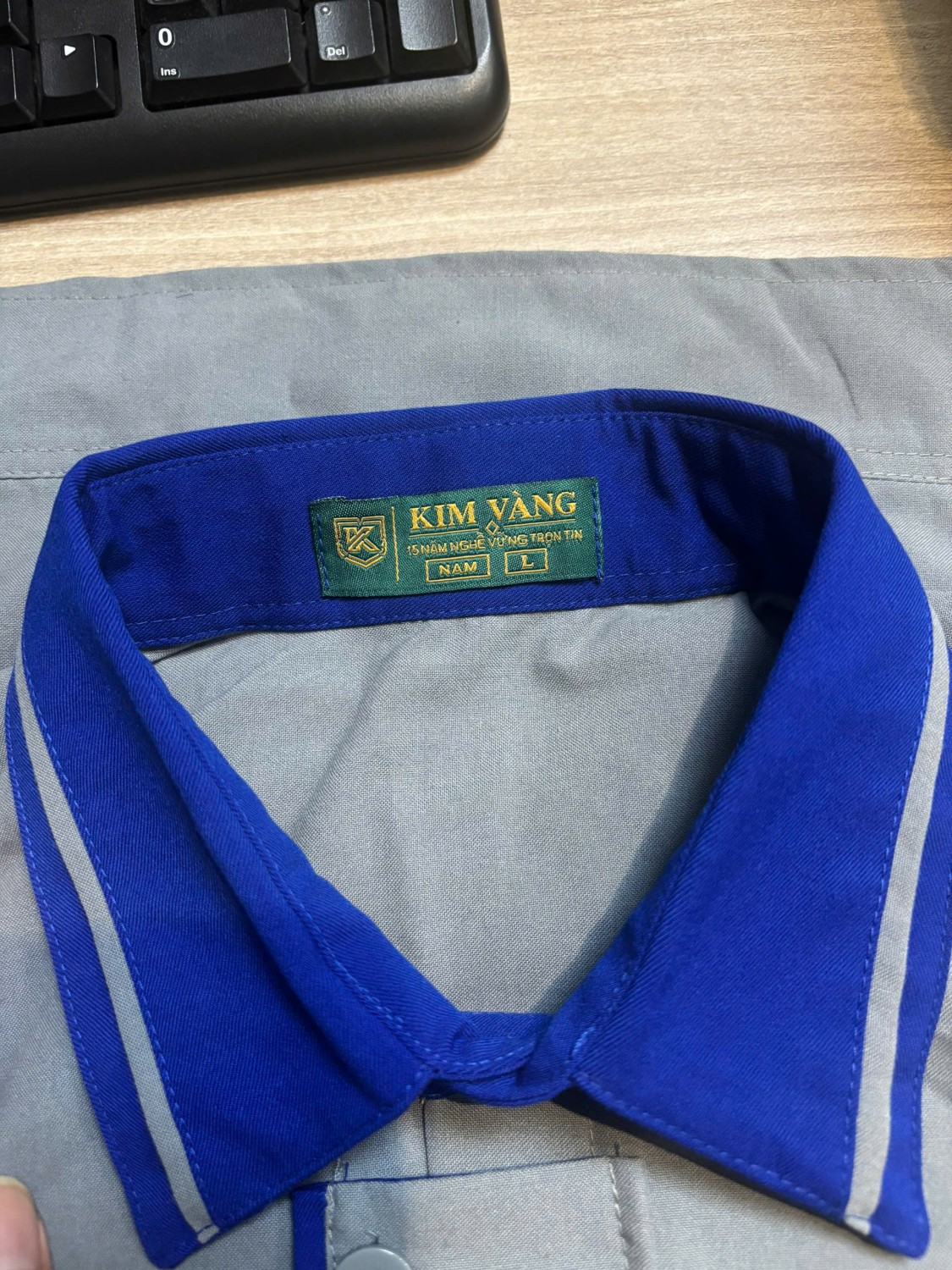 tem-size-tren-tui-dong-phuc-kim-vang.jpg