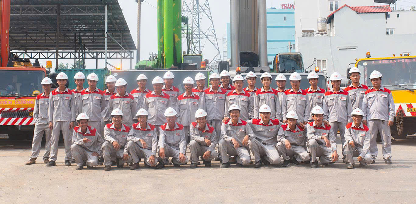Khách hàng mặc sản phẩm Kim Vàng 