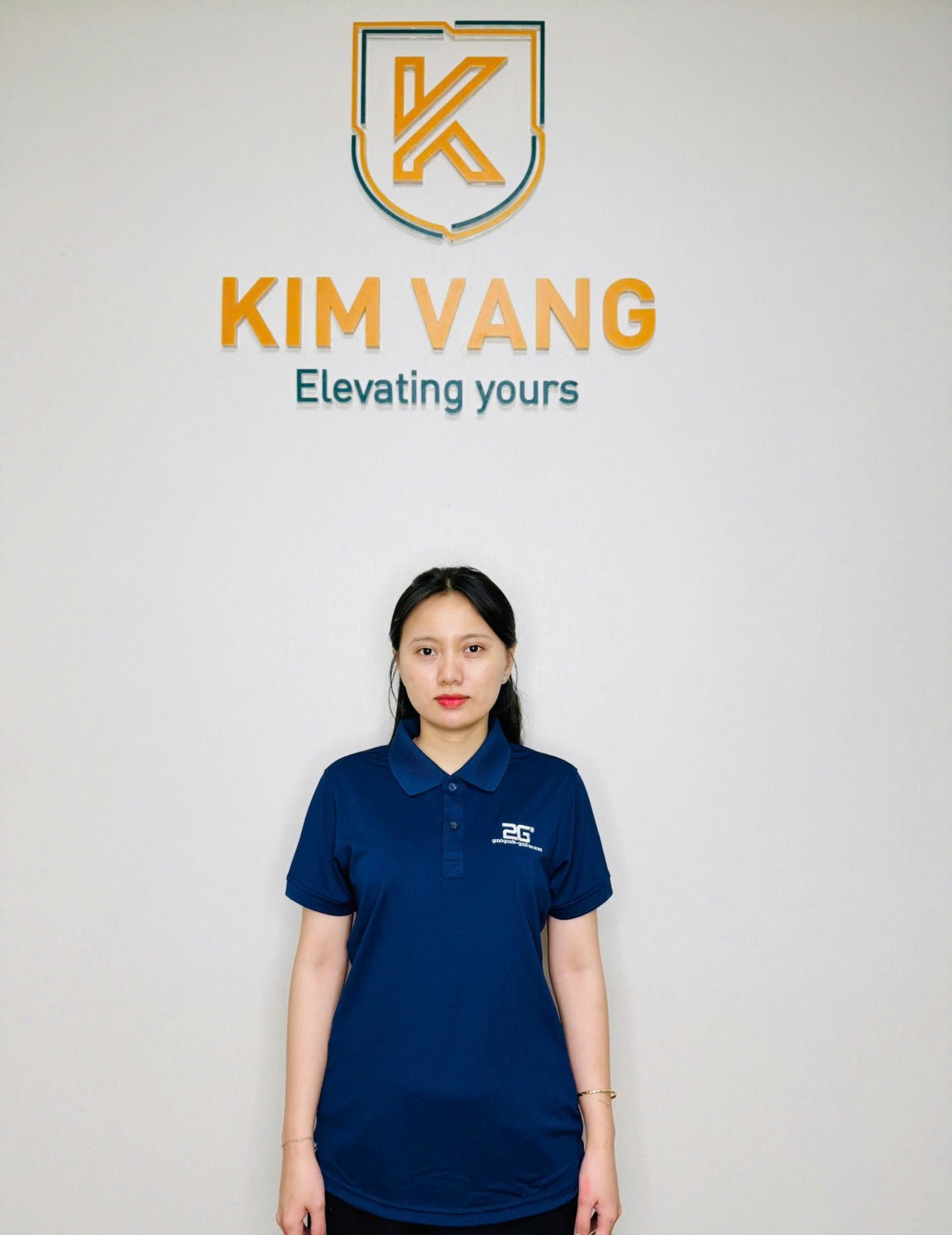 mặc thử áo polo đồng phục kiểm tra size và form