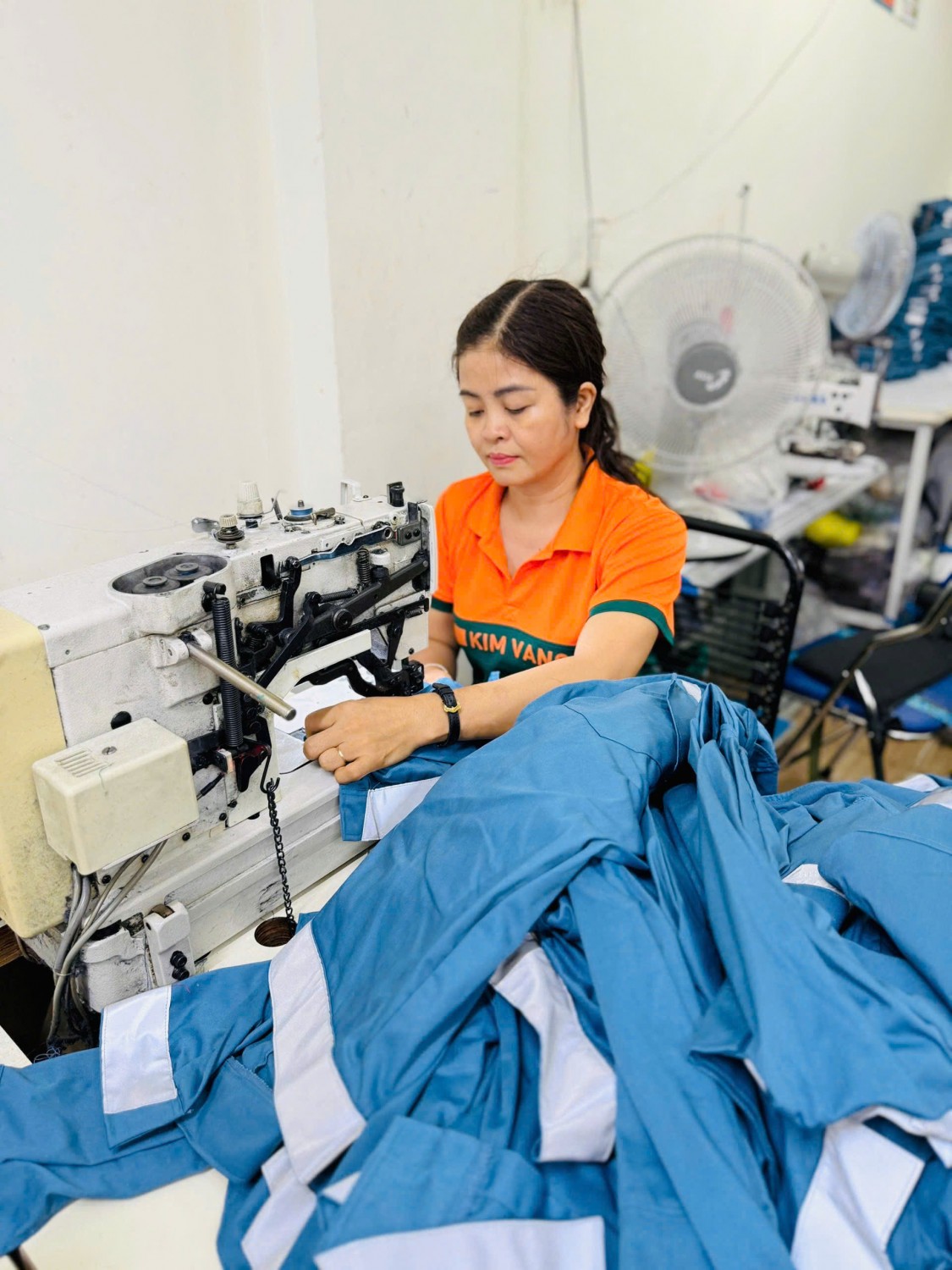 QC kiểm tra size áo đồng phục tại Kim Vàng