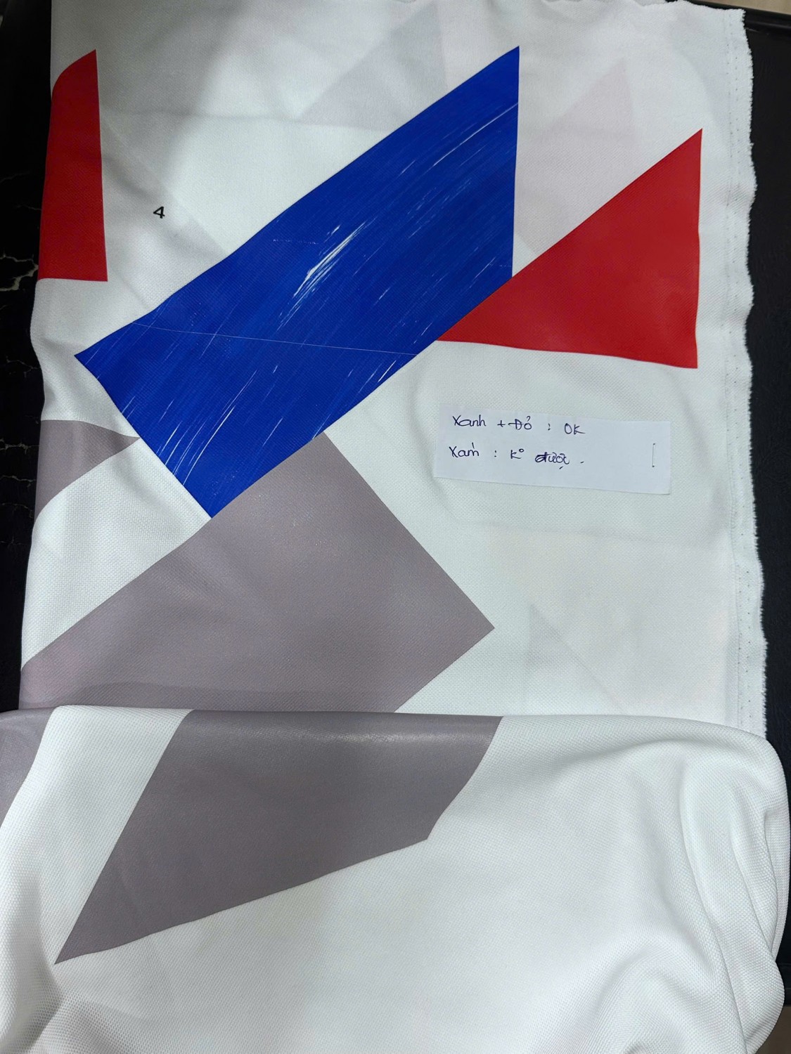 Kiểm tra màu logo áo thun polo trước khi sản xuất