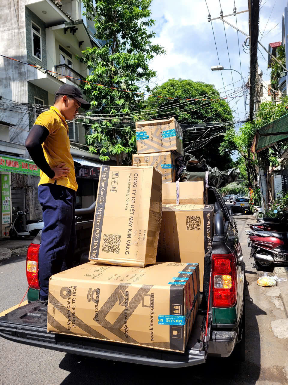 Xe giao đơn hàng áo thun polo đến khách hàng sau khi hoàn tất kiểm tra và đóng gói.”