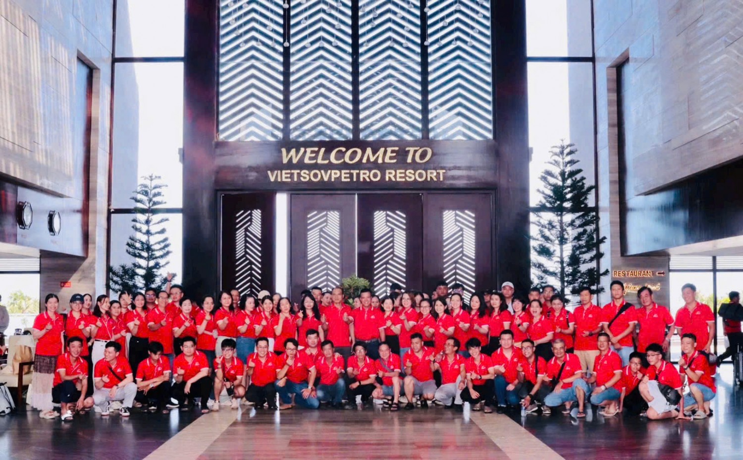 ap-the-manh-hung-group-mac-ao-polo-dong-phuc-kim-vang