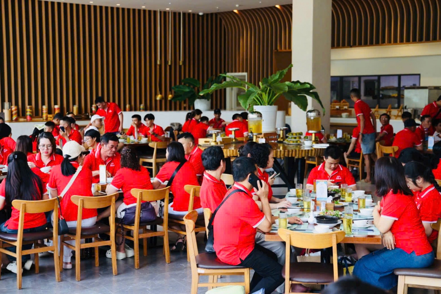 ao-thun-polo-cong-ty-nguoi-mac-thuc-te