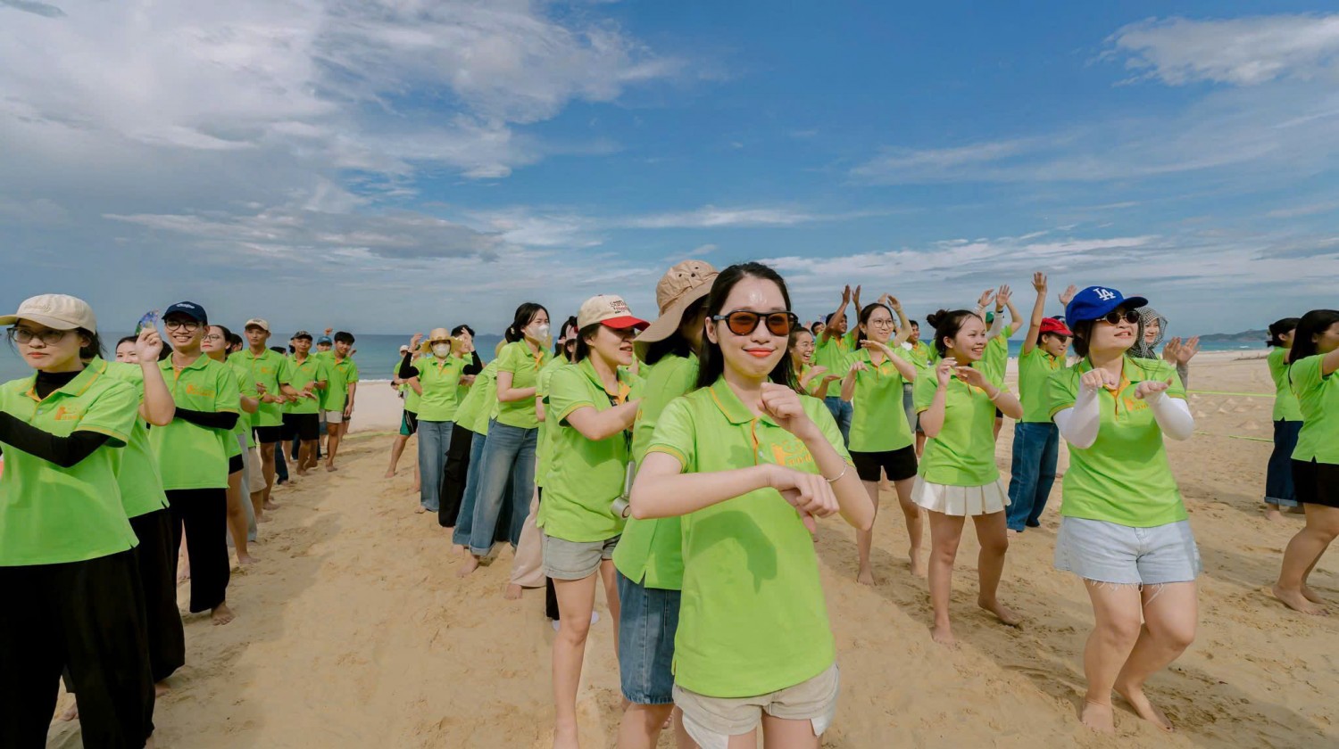 ao-polo-dong-phuc-mac-ngoai-troi-thuc-te