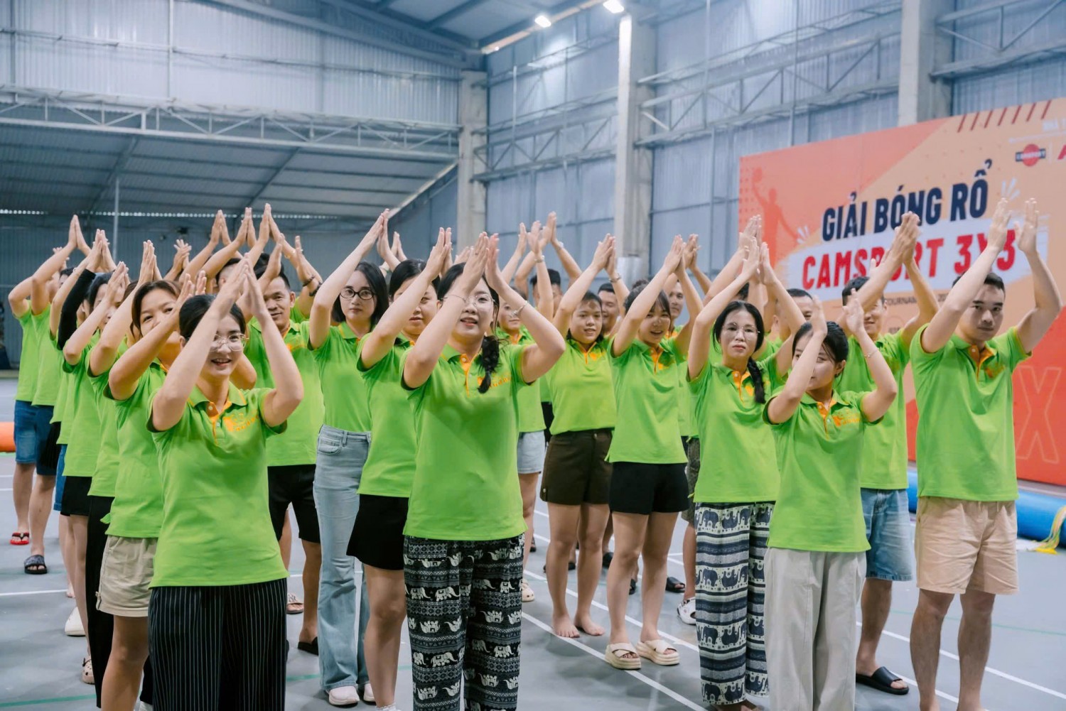 khach-hang-mac-ao-polo-dong-phuc-thuc-te