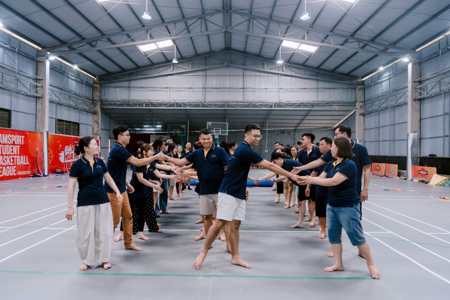 tap-the-mac-ao-polo-xanh-com-dong-phuc-thuc-te