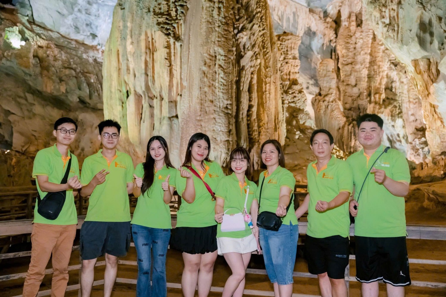 Khách hàng mặc áo polo đồng phục Kim Vàng thực tế