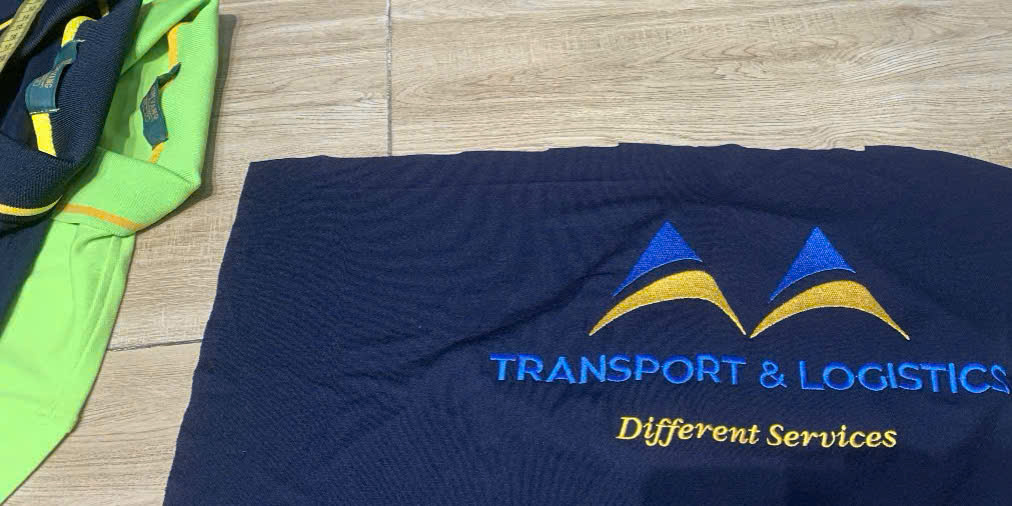 Áo polo navy thành phẩm cho thấy sự đồng bộ giữa thân áo, bo cổ, bo tay và logo.