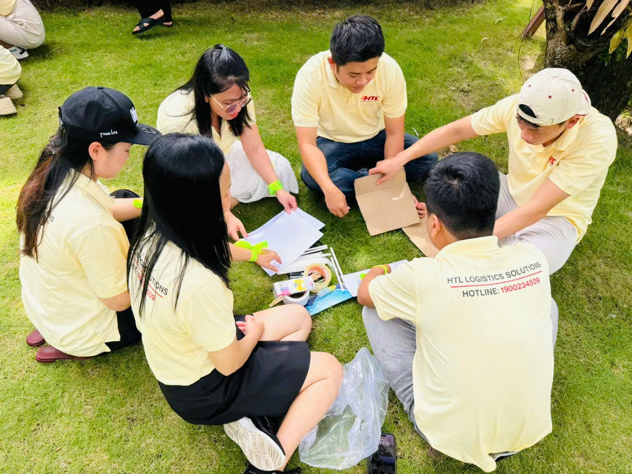 Nhân viên HTL mặc áo polo đồng phục Kim Vàng
