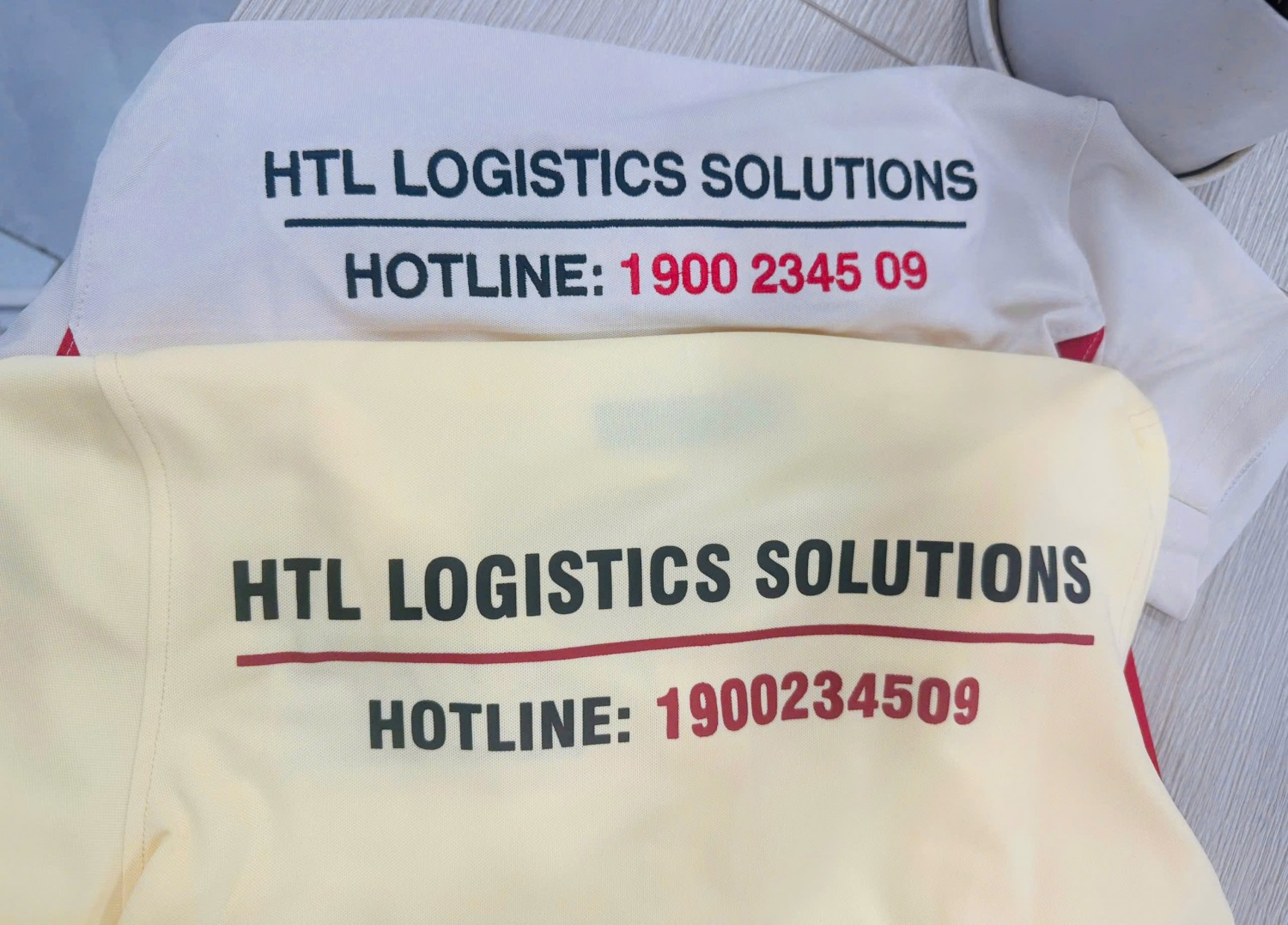In nội dung sau lưng áo polo đồng phục HTL