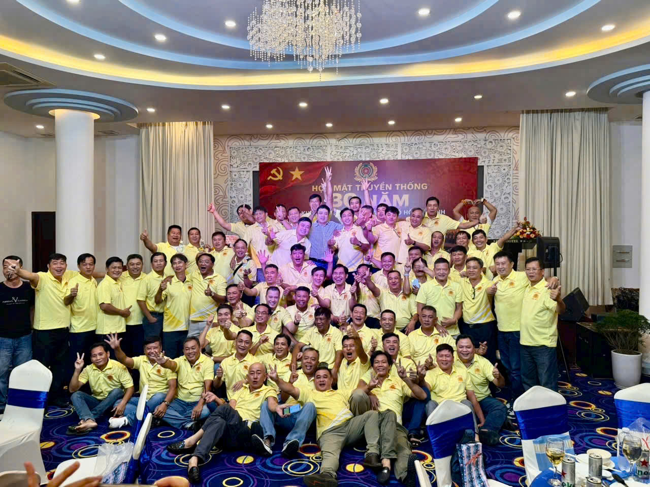 Tập thể Khóa S17 mặc áo polo trong ngày kỷ niệm 30 năm