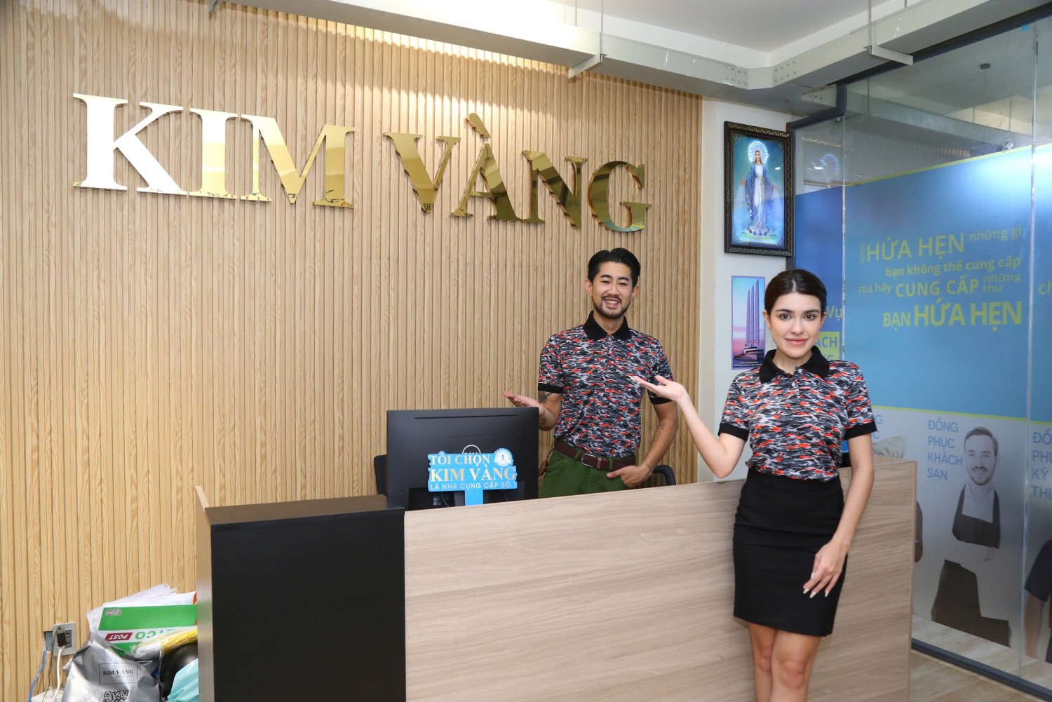 So sánh form áo polo nam nữ trên người thật