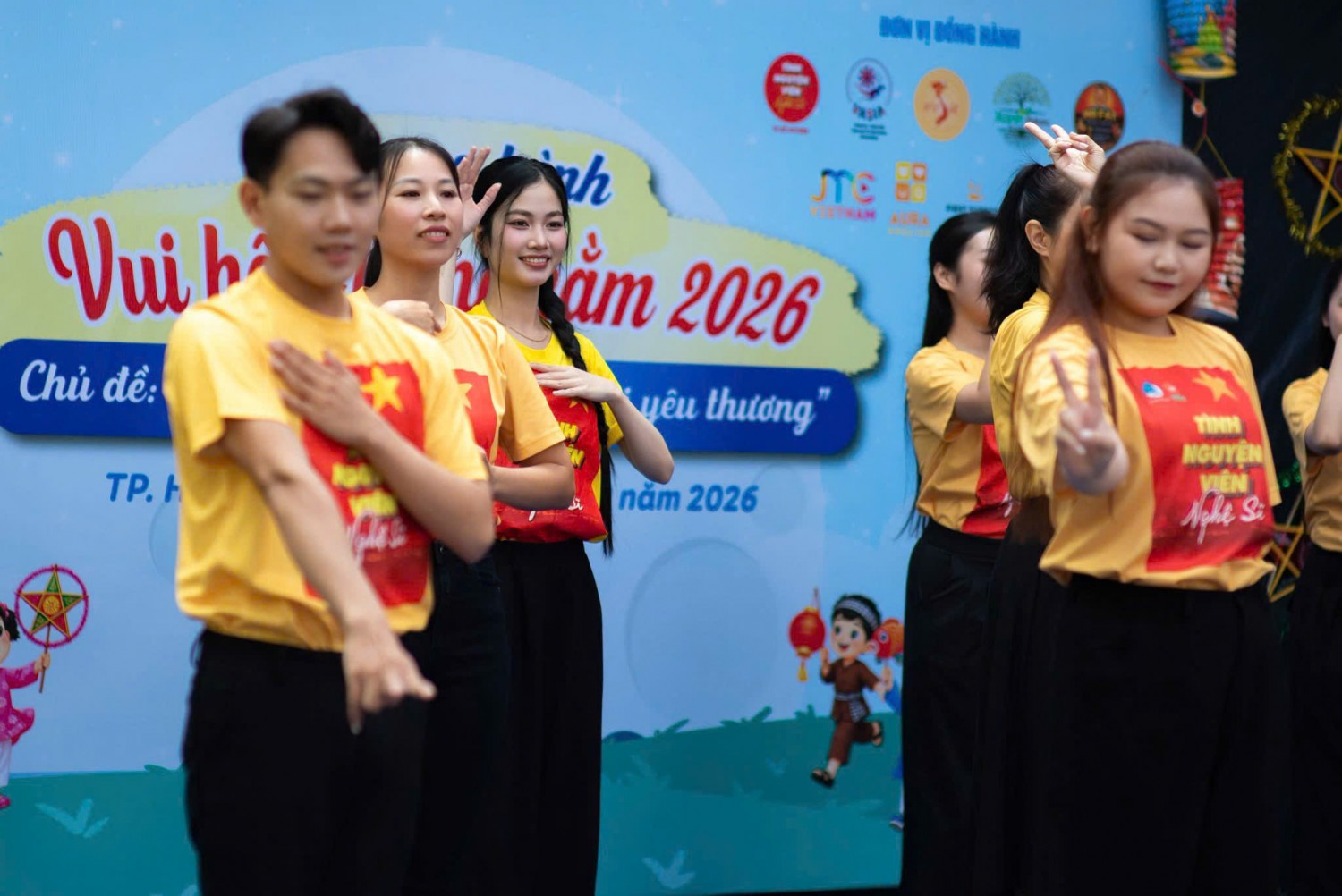 Nhóm tình nguyện viên mặc áo thun đồng phục sự kiện màu vàng tại chương trình Trung thu 2026