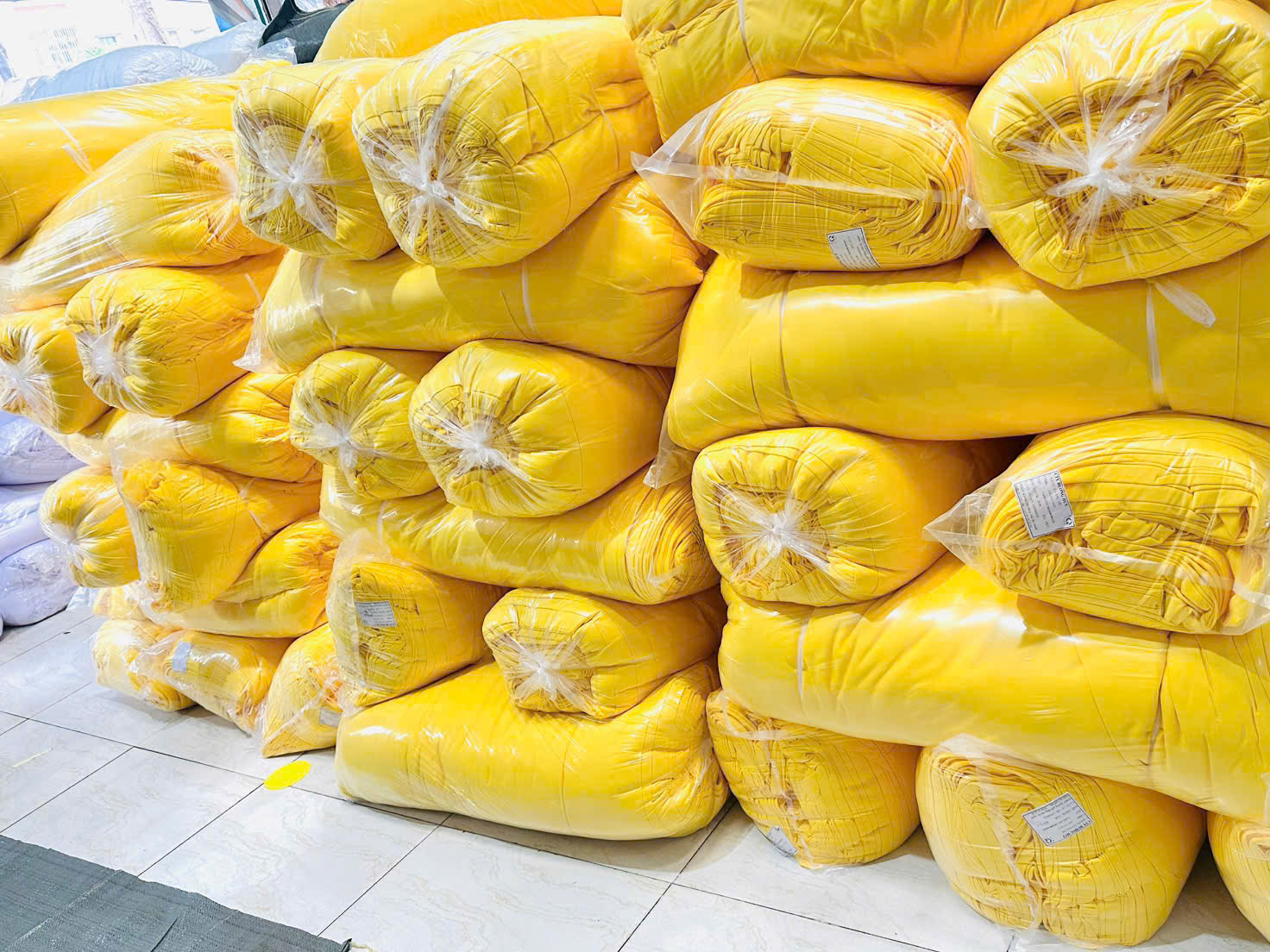Những kiện vải vàng được chuẩn bị trong sản xuất áo thun đồng phục