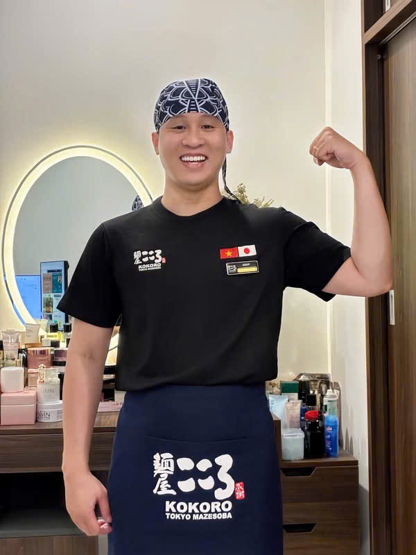 Nhân viên Kokoro mặc áo thun cotton co giãn 4 chiều và giơ tay vận động