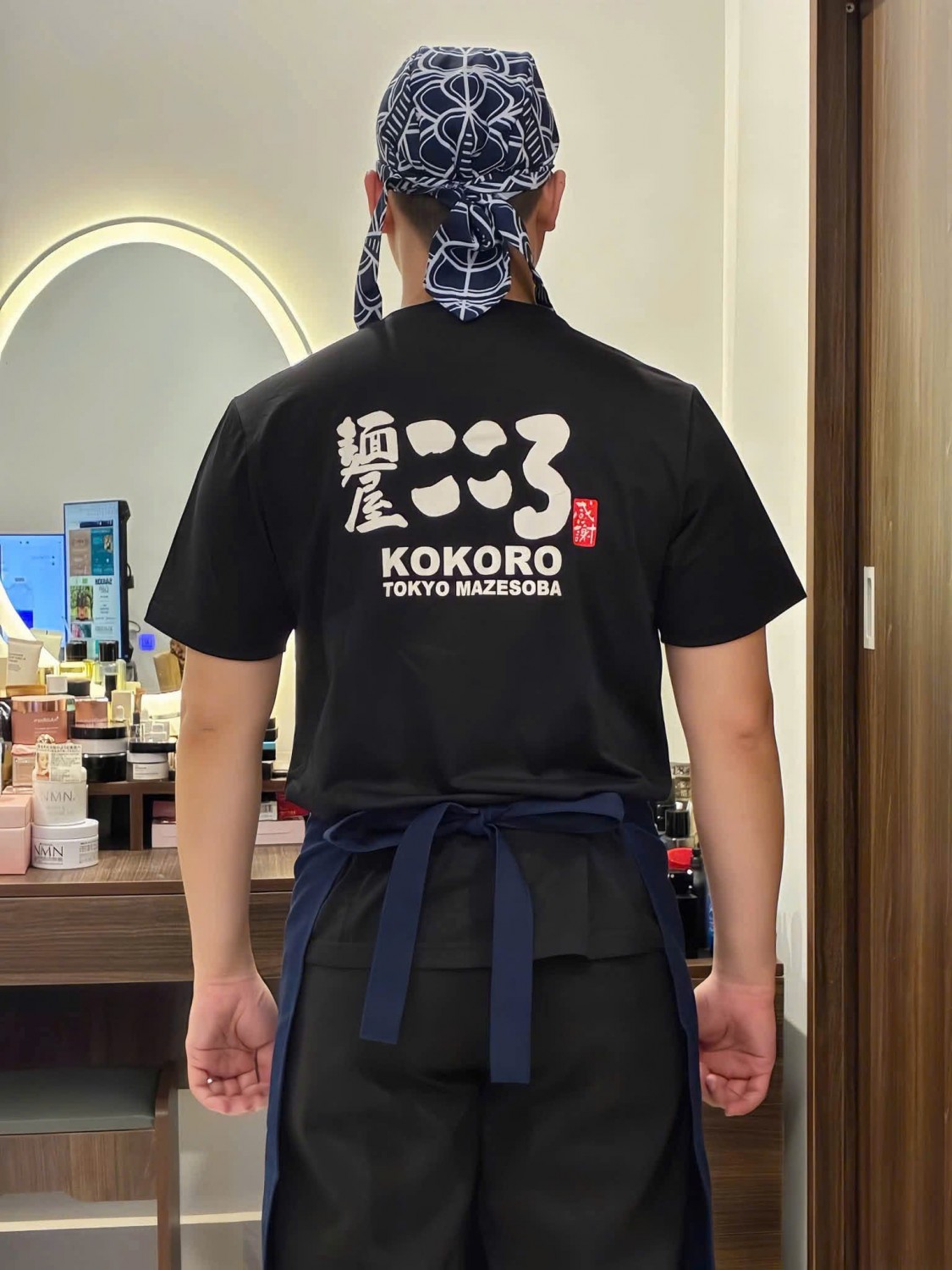 Logo Kokoro Tokyo Mazesoba in PET màu trắng trên lưng áo T-shirt đen