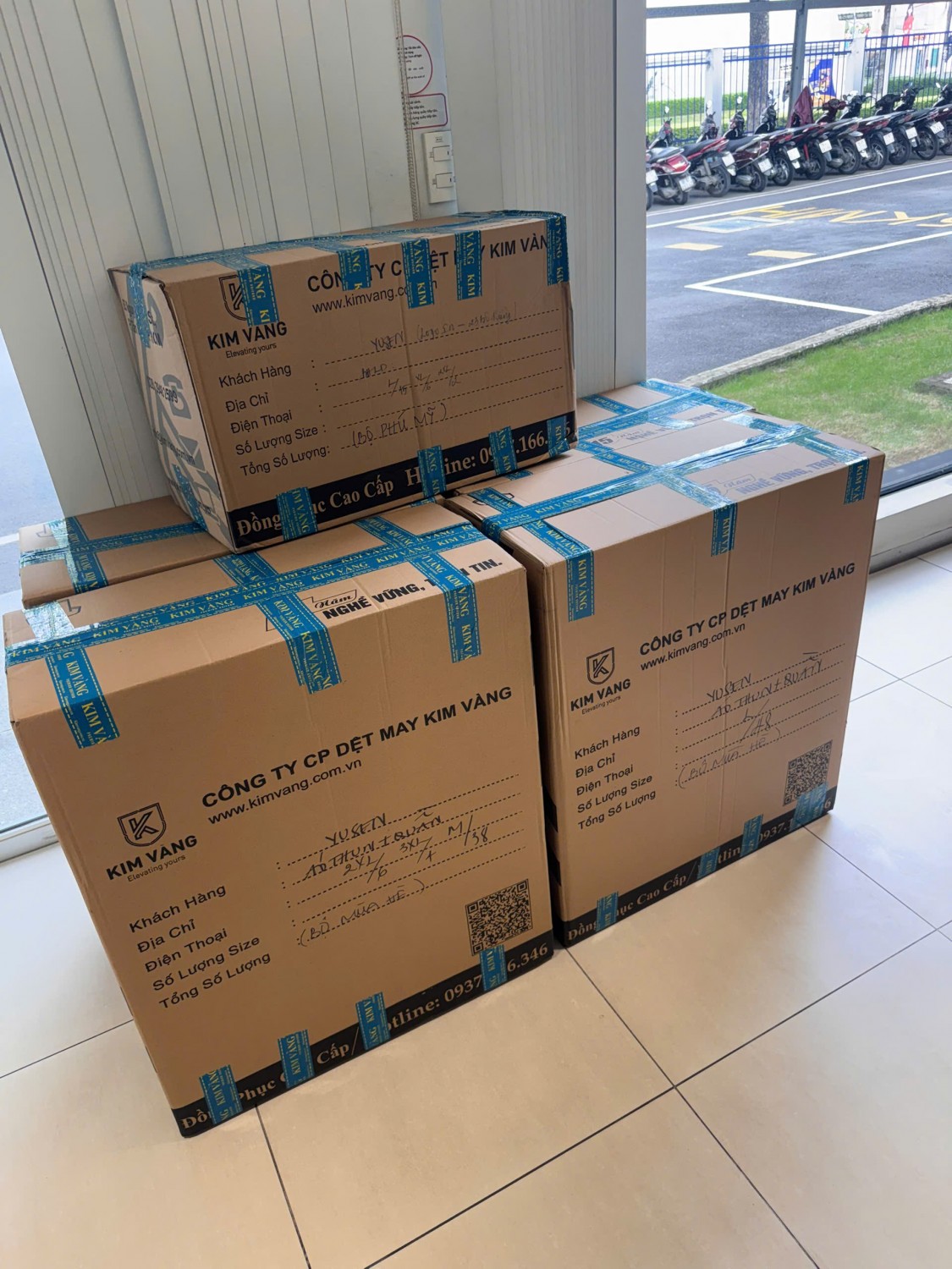 Thùng đồng phục Yusen Logistics đóng gói bằng thùng carton Kim Vàng.