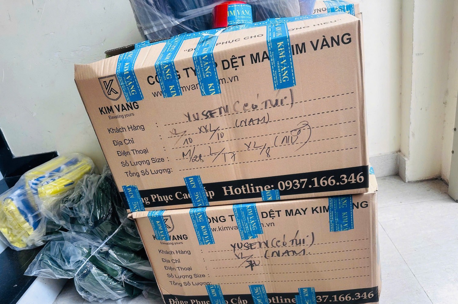 Thùng đồng phục Yusen được ghi thông tin phân loại size trước bàn giao.