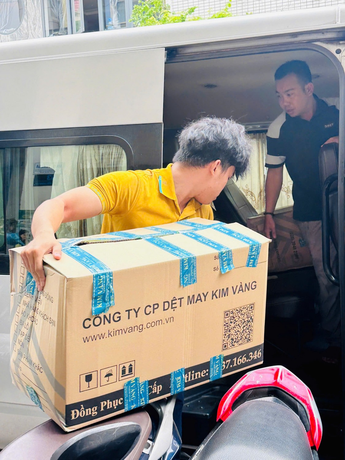 Các kiện đồng phục được bọc và xếp gọn trong xe vận chuyển.