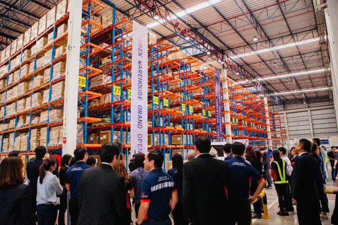 Không gian kho Yusen Logistics với hệ thống kệ hàng và đội ngũ tham dự hoạt động.