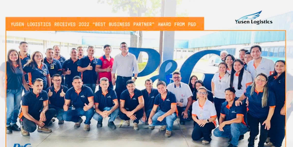 Hình ảnh tập thể nhân sự Yusen Logistics mặc áo đồng phục thương hiệu.