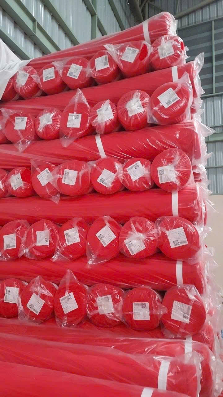 Những cây vải đỏ được bọc và sắp xếp tại kho nguyên liệu phục vụ sản xuất áo đồng phục.
