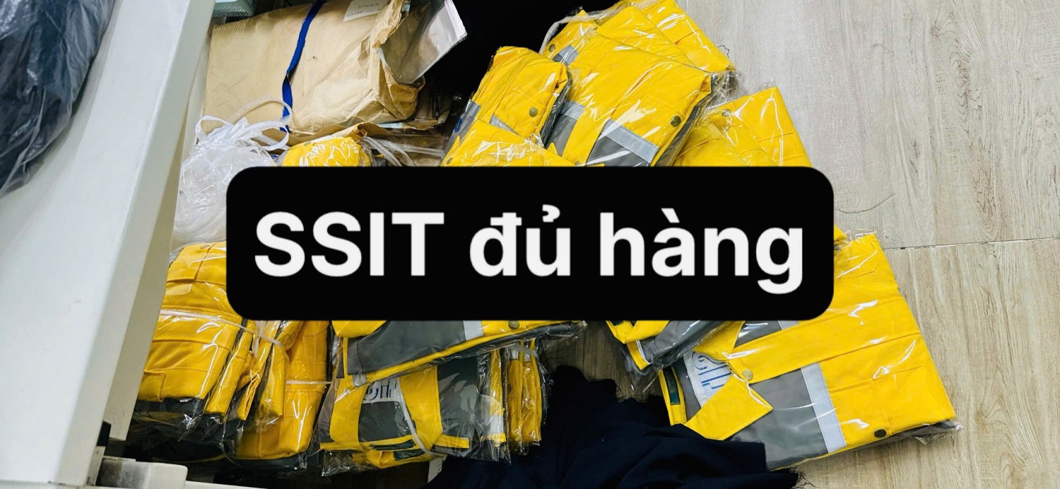 Các bộ đồng phục bảo hộ SSIT vàng xám đã đóng túi trước bàn giao.