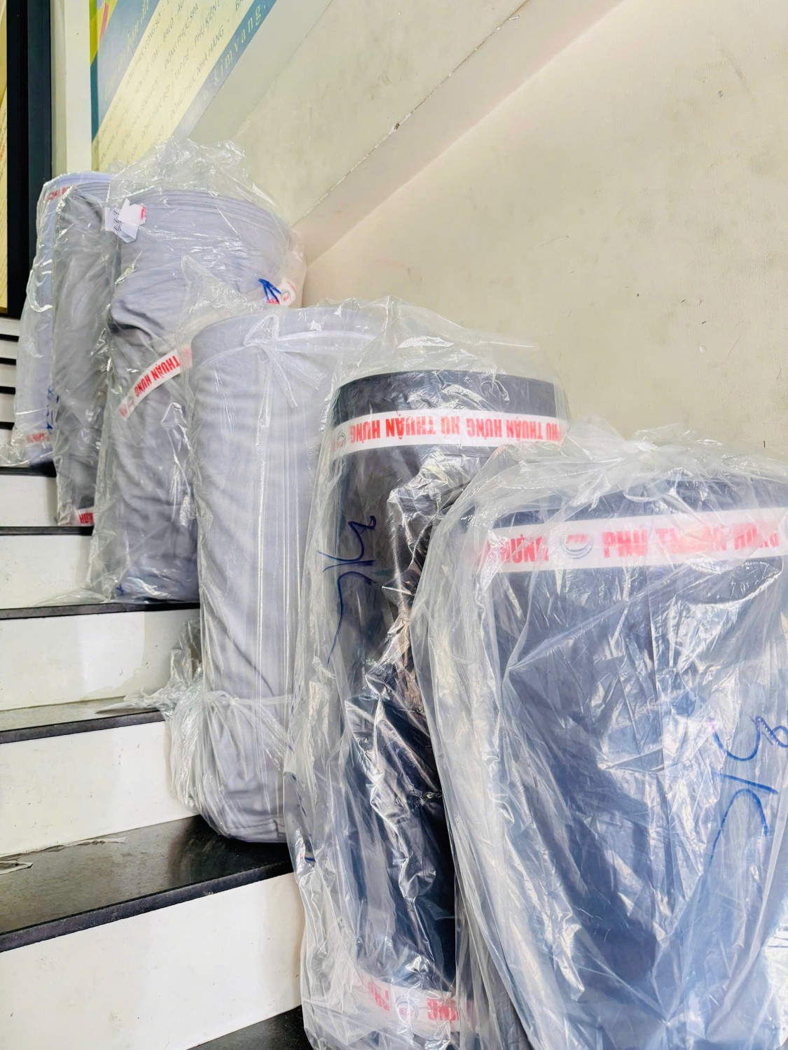 Các cây vải xám bảo quản tại khu vực nguyên liệu may đồng phục.