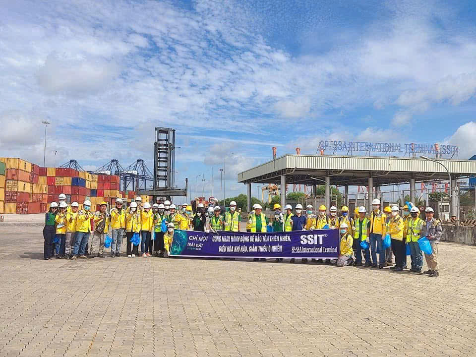 Tập thể nhân sự SSIT mặc đồng phục lao động trong khu vực cảng biển.