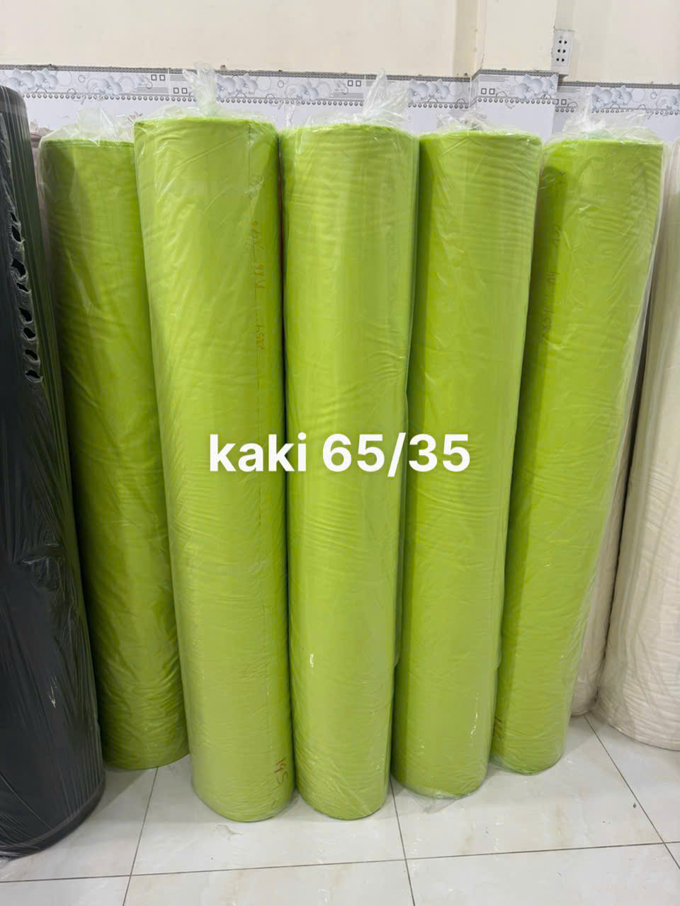Các cây vải màu xanh lá có ghi chú kaki 65/35 được bọc bảo quản.