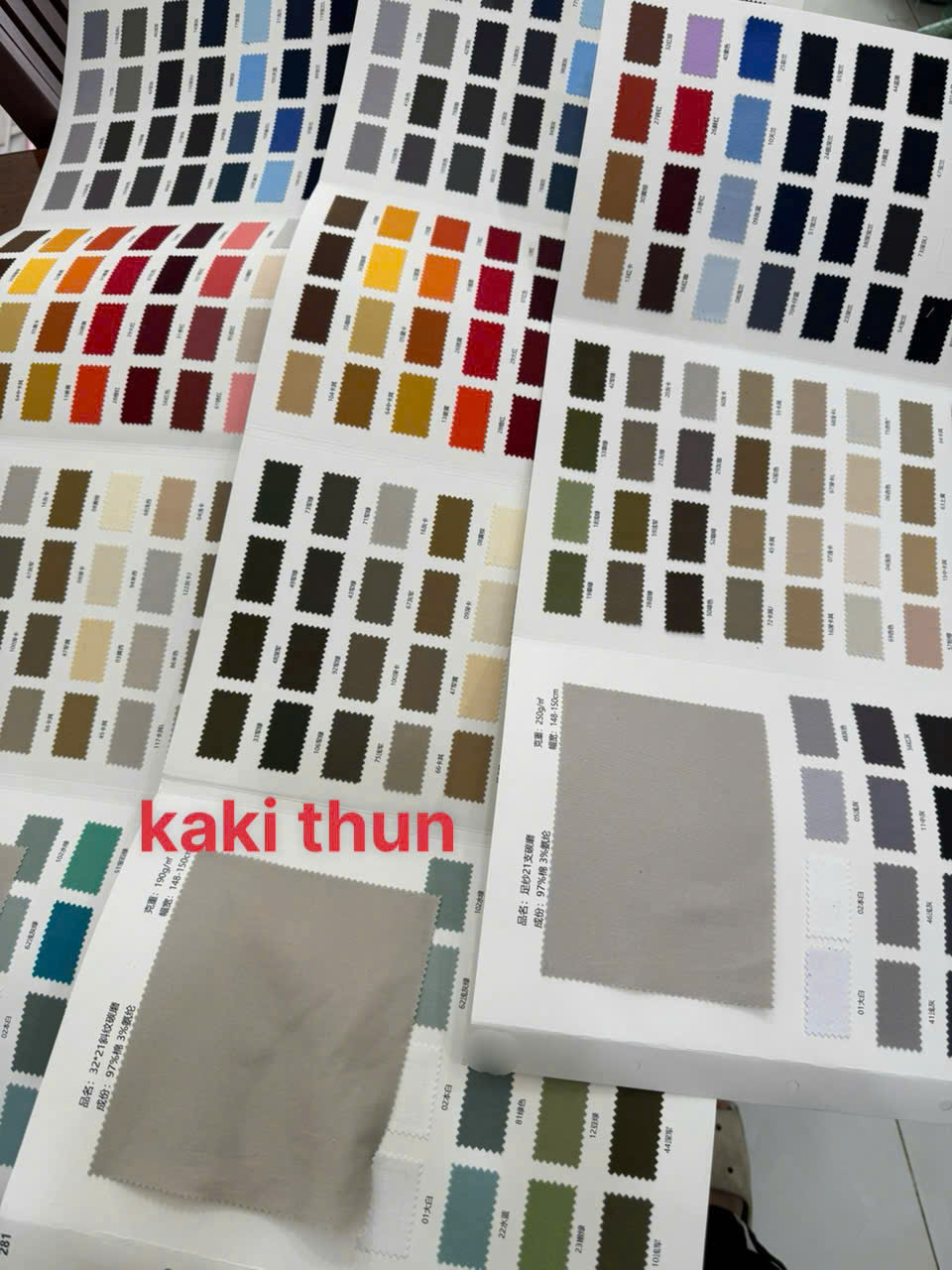 Bộ bảng màu và mẫu vải kaki thun để lựa chọn chất liệu đồng phục.
