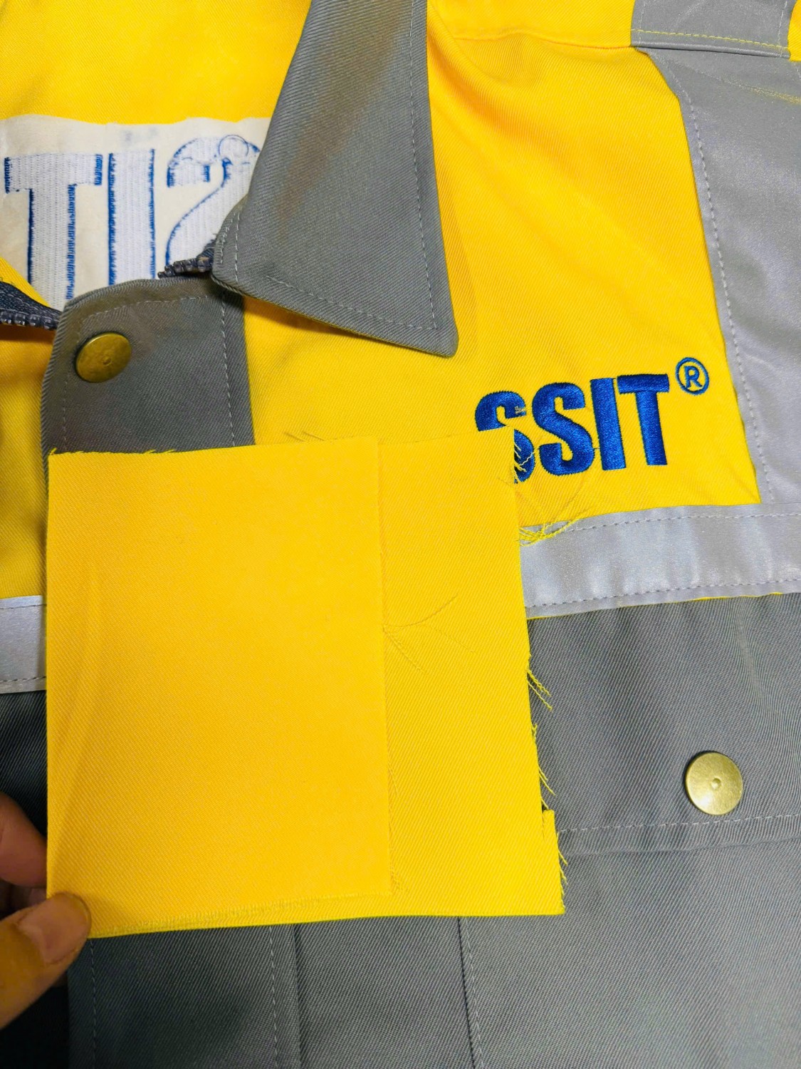  Áo kỹ thuật SSIT được đặt mẫu vải xám và vàng để đối chiếu chấ