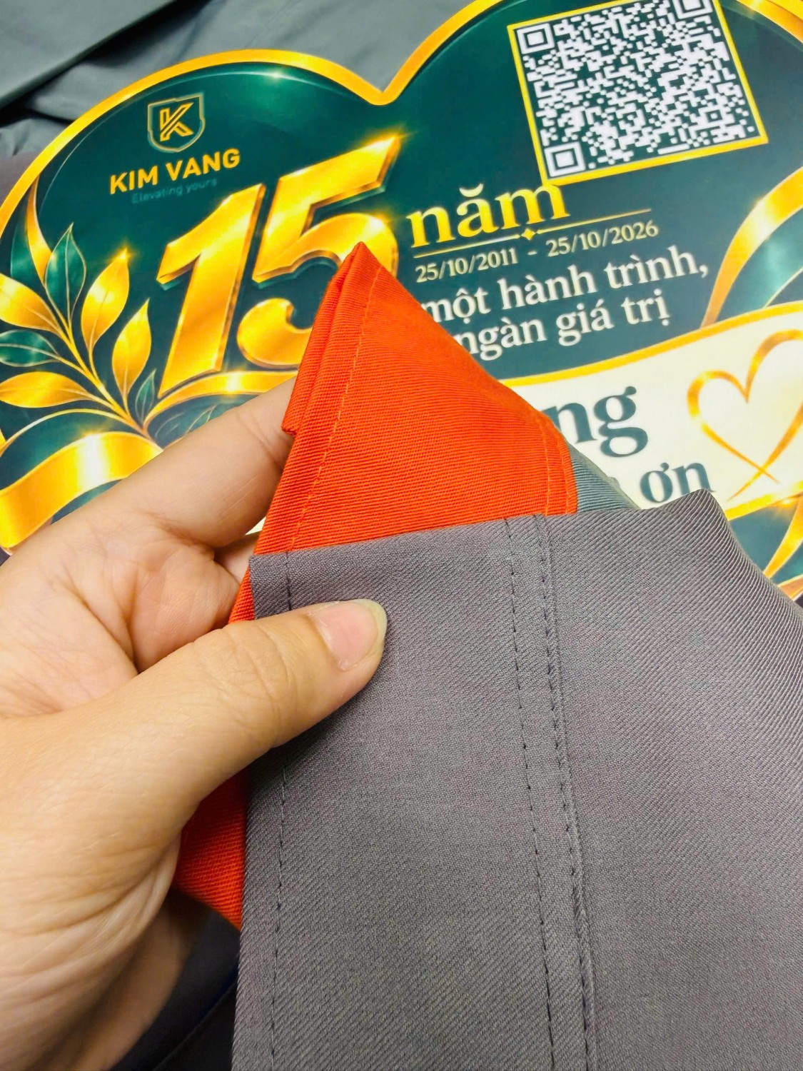 So sánh hai bề mặt vải xám xanh trên các chi tiết áo đồng phục kỹ thuật.