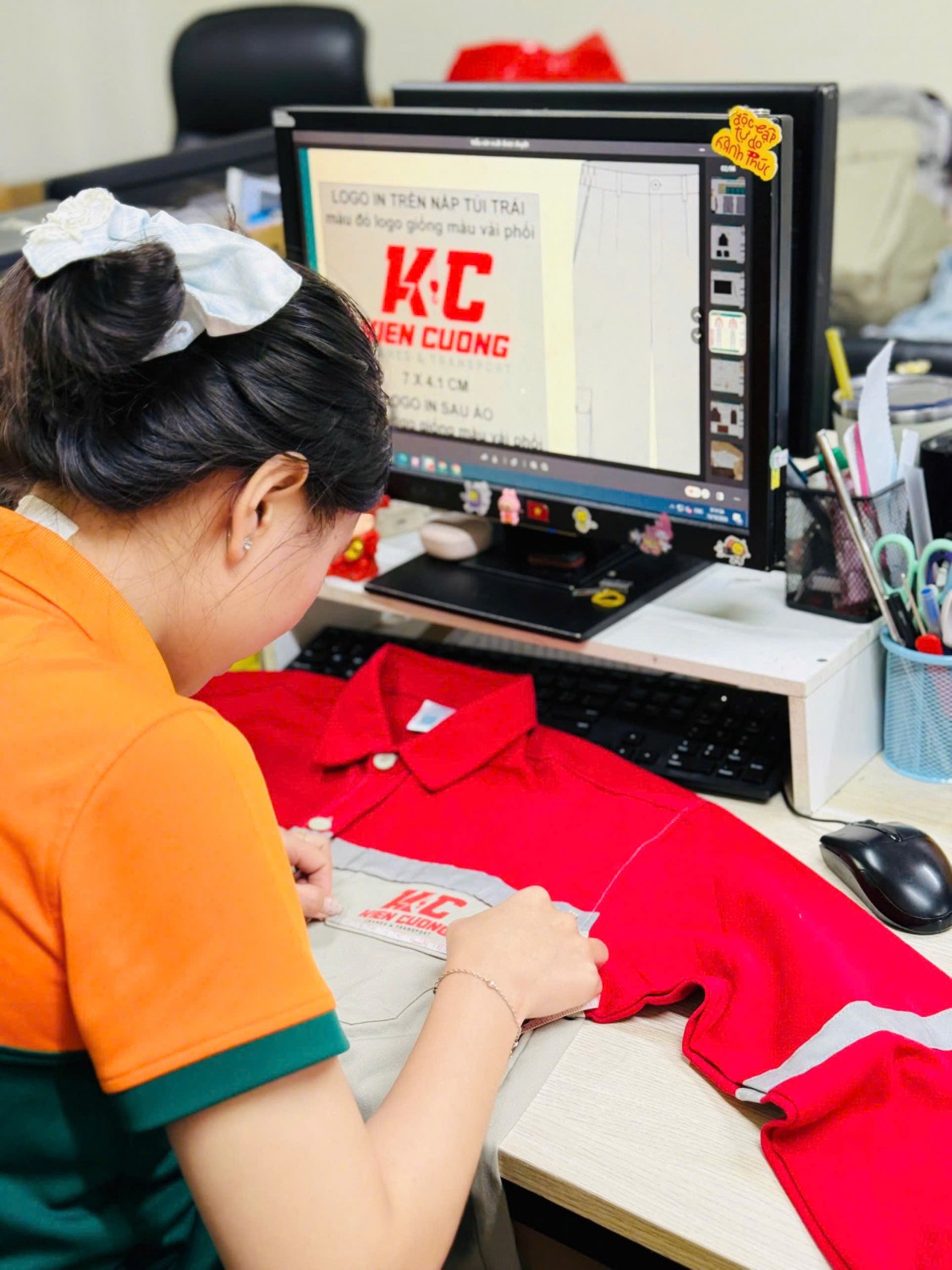 Đối chiếu phần vai áo và dải phản quang đồng phục Kiên Cường tại Kim Vàng.